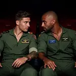 Un encuentro ardiente en el cine con dos pilotos icon