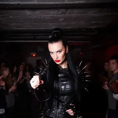 A Mysterious Domina in the Basement Club - Bild